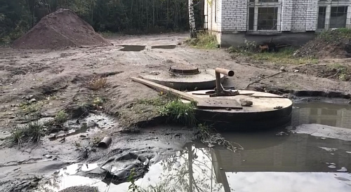 ГУП «Леноблводоканал» допустило сбросе канализационных стоков в лес и в реку Рощинка